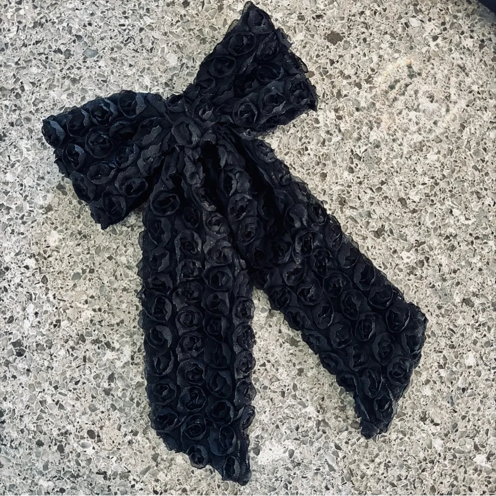 Elegant Silver and Black Hair Bows - EUC 🎀✨
